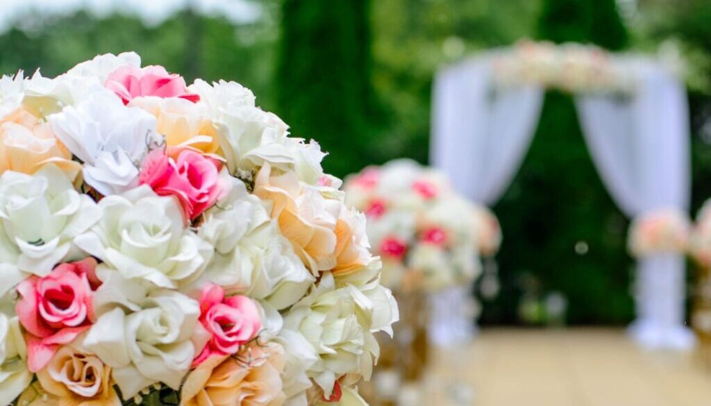 selective focus photography white and pink isle flower arrangement