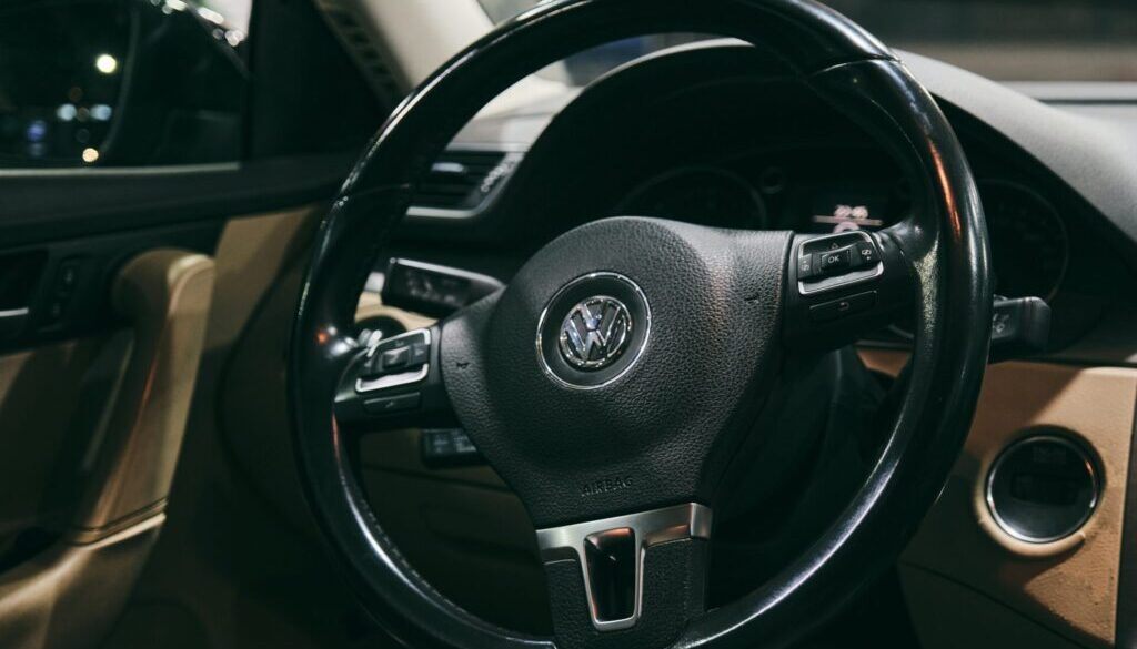 Halil Ibrahim Cetinkaya / Unsplash.com black mercedes benz steering wheel