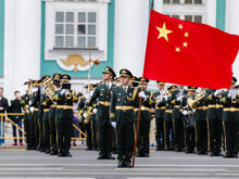 Chinese_military_band_on_Palace_Square