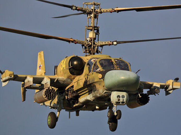 Záběry ukazují sestřelení ruského vrtulníku. Z elitní helikoptéry se stal spálený šrot