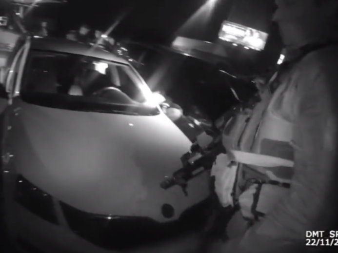 Kriminalisté 1. oddělení na stopě vraha. Záběry ukazují dopadení podezřelého