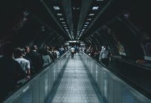 Muž se veřejně uspokojil v metru za zády neznámé ženy