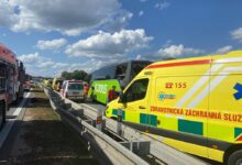 Tragická nehoda dvou autobusů na dálnici u Brna: jeden mrtvý a 76 zraněných
