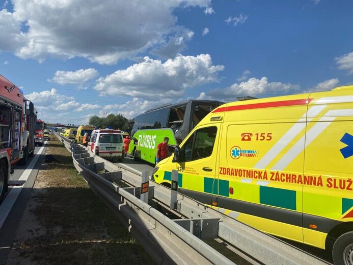 Tragická nehoda dvou autobusů na dálnici u Brna: jeden mrtvý a 76 zraněných