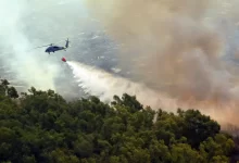 helicopter extinguishes fire