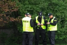 Policja przygotowuje się do wyruszenia na patrol