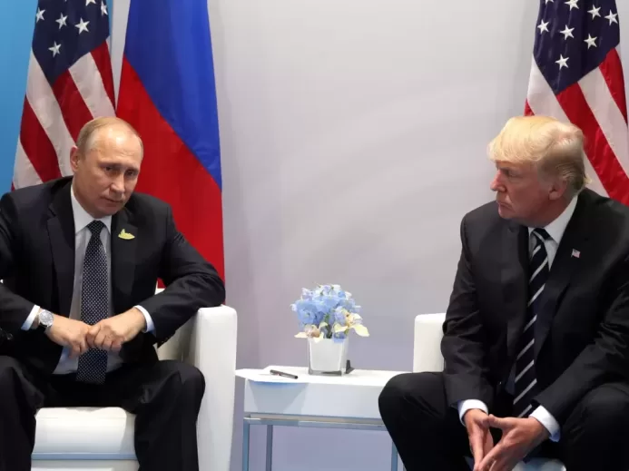 Putin doufá ve výhru Donalda Trumpa v příštích prezidentských volbách. Jeho úspěch by pravděpodobně znamenal konec války ve prospěch Ruska