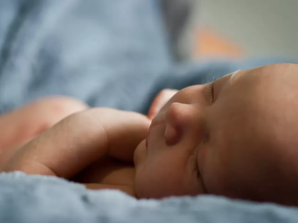 Zdroj - Pravda24 closeup photo of baby on blue blanket