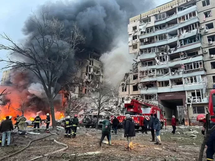 Nejméně 18 zraněných při největším raketovém útoku Ruska na Ukrajinu za poslední týdny. Úřady hlásí výpadky elektřiny. 36 střel z 43 bylo zneškodněno