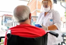 Měla pomáhat, místo toho kradla. Pečovatelka si odnesla z bytu seniora 25 tisíc korun