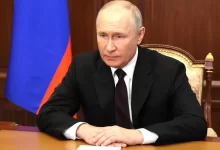 Putin vyrazil na první letošní zahraniční návštěvu od vydání zatykače. Je v Kyrgystánu, kde mu nehrozí zatčení