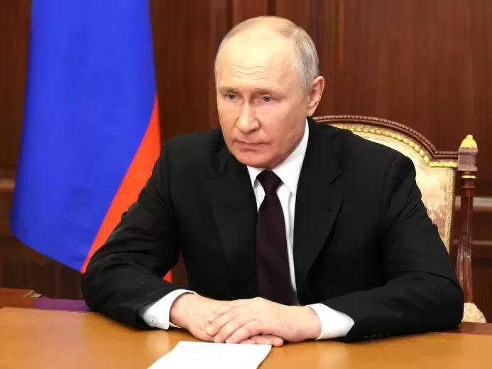 Putin vyrazil na první letošní zahraniční návštěvu od vydání zatykače. Je v Kyrgystánu, kde mu nehrozí zatčení