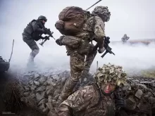 Tisíce ukrajinských vojáků procházejí před vysláním na frontu francouzským vojenským výcvikem