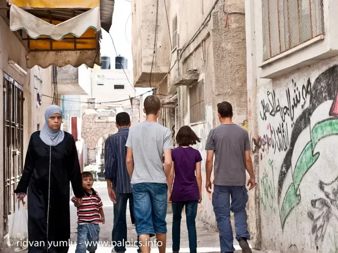 Izrael shazuje varovné letáky na jihu Gazy. To naznačuje rozšíření ofenzivy do oblasti, kde vysídlení Palestinci našli prozatimní útočiště