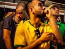 Assistindo o jogo Brasil vs Camaroes em um Bar Gay de São Paulo.