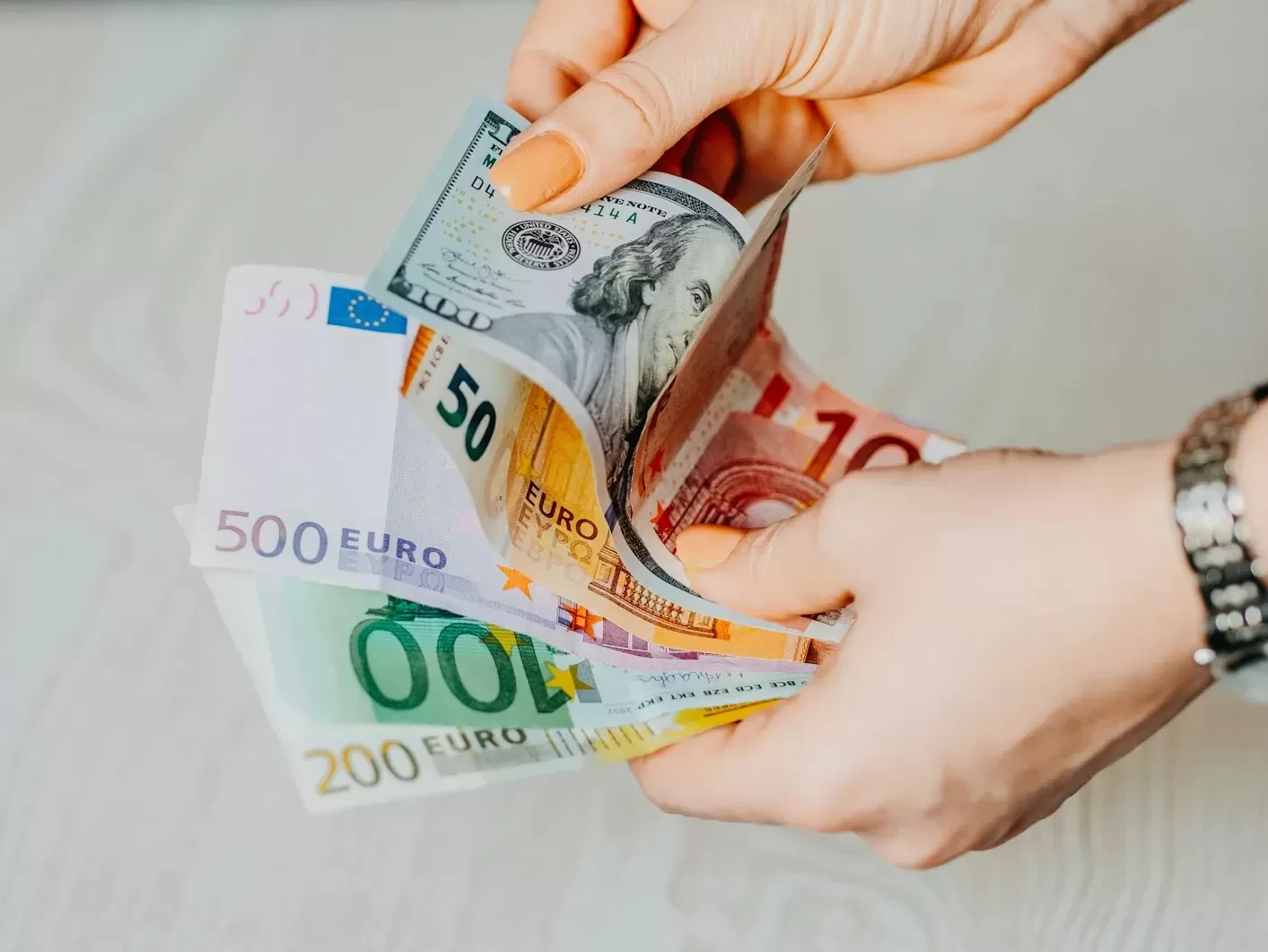 person holding 100 euro bill