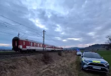 Tragická nehoda na slovenské železnici. Matka s dítětem se postavila před vlak, náraz nepřežili