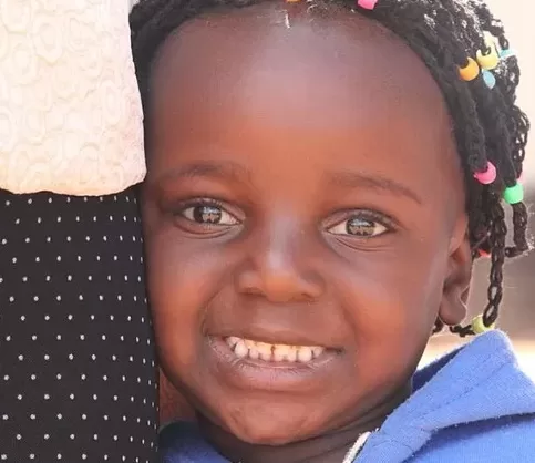 Shy girl in #africa. She was hiding behind her mother and then she flashed a mega #smile. #travel #portraits #kids #sidpicky #igdaily #instagram #webstagram #faces #photooftheday #bestoftheday #iphone - Pravda24