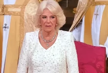 Královna Camilla si vzala královskou dovolenou, poté co zastupovala krále