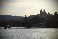 Zoufalé pátrání po britském turistovi pohřešovaném po skoku z pražské party lodi
