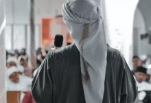 person in white hijab and black long sleeve shirt