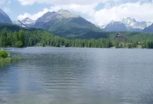 Začaly letní prázdniny a turisté neznají meze. Rvačka o parkovací místo v Tatrách se zvrtla, turisté zranili člena ochranky