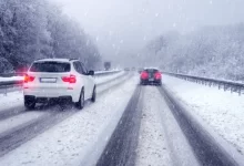 Auta jedoucí po dálnici ve vánici