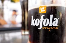 Sklenice Kofoly stojící na stole