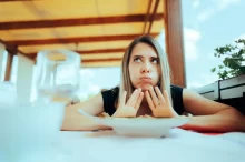 Žena odmítající jídlo