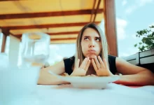 Žena odmítající jídlo