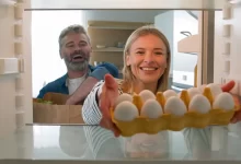 Žena ukládá vejce do chladničky