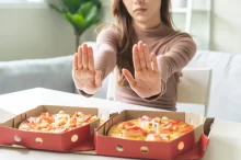 Žena odmítající nezdravé jídlo