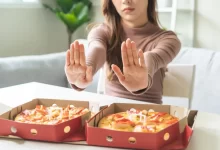 Žena odmítající nezdravé jídlo