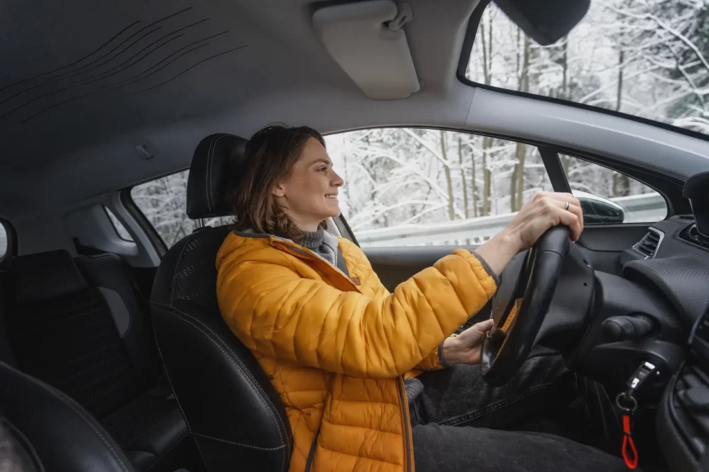 Shutterstock_2362997715 - Pravda24 Žena řídí auto v zimě