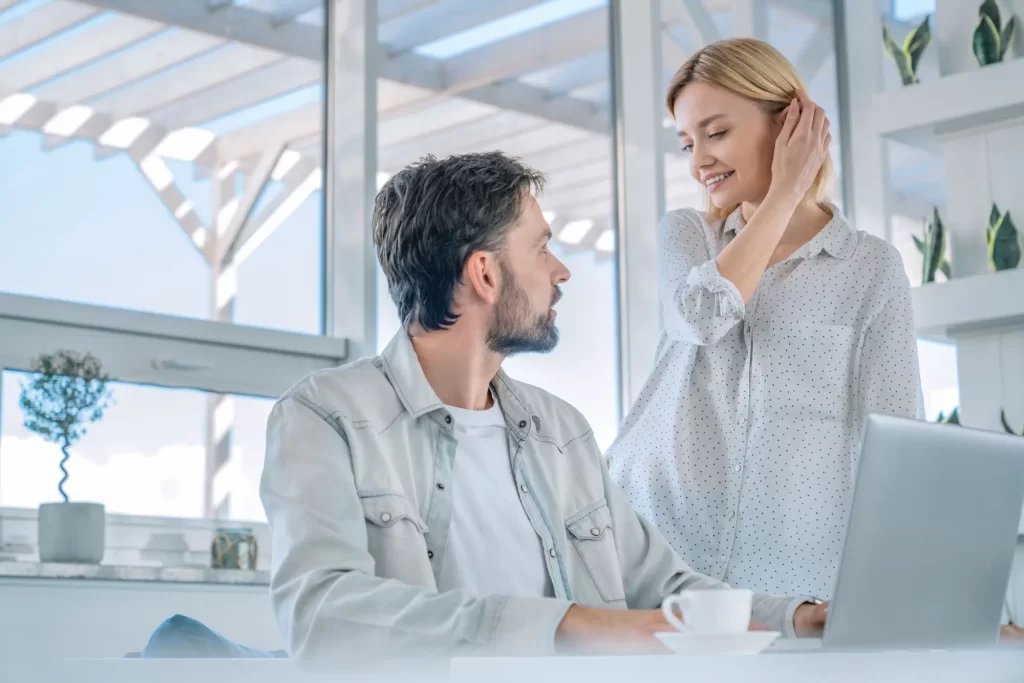 Shutterstock_2453542203 - Pravda24 Muž a žena komunikují