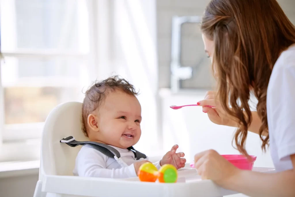 Shutterstock_2466628097 - Pravda24 Žena krmí dítě