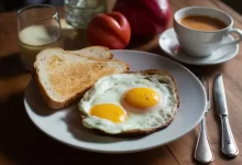 Snídaně zahrnující kávu, opečený toast a volská oka