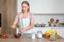 Žena připravující si chia pudink.