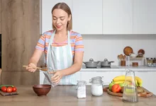 Žena připravující si chia pudink.