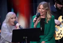 Bára Basiková a Ivana Chýlková při pěveckém vystoupení.