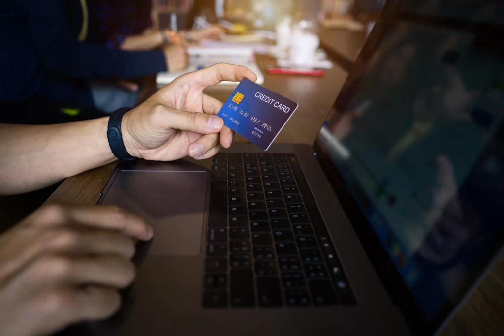 Číslo karty si do počítače nikdy neukládejte. Zdroj: Shutterstock - Pravda24 Muž platící kartou přes internet.