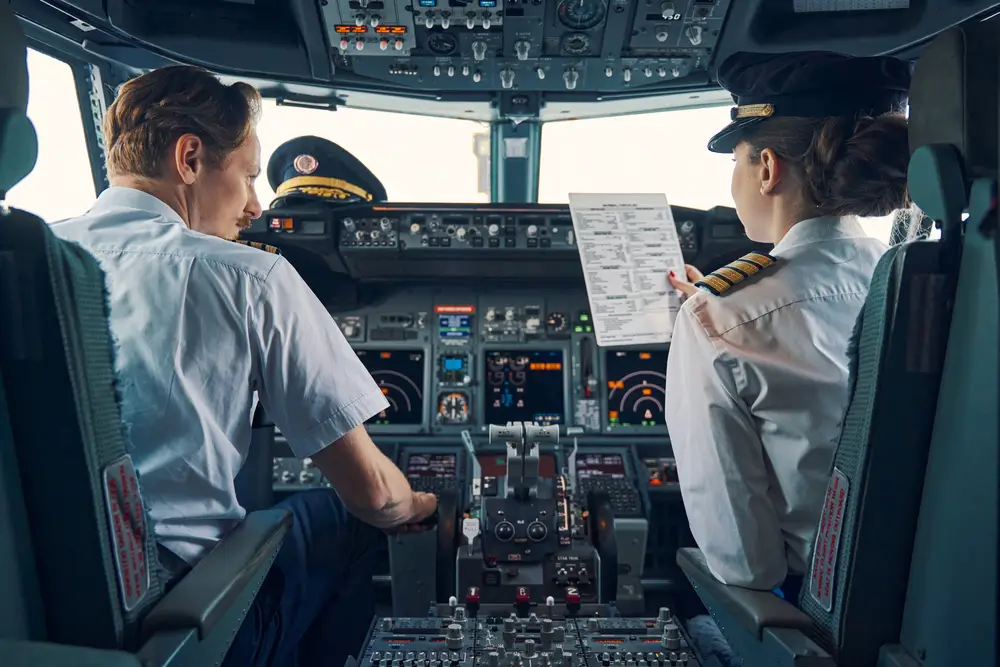 shutterstock_2003266313 - Pravda24 Pilot a jeho zástupkyně v letadle.