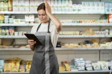 Žena pracující v supermarketu.