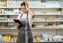 Žena pracující v supermarketu.