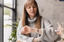Žena kouká na hodinky.