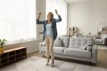 Energická starší žena si užívá dobré nálady.