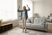 Energická starší žena si užívá dobré nálady.
