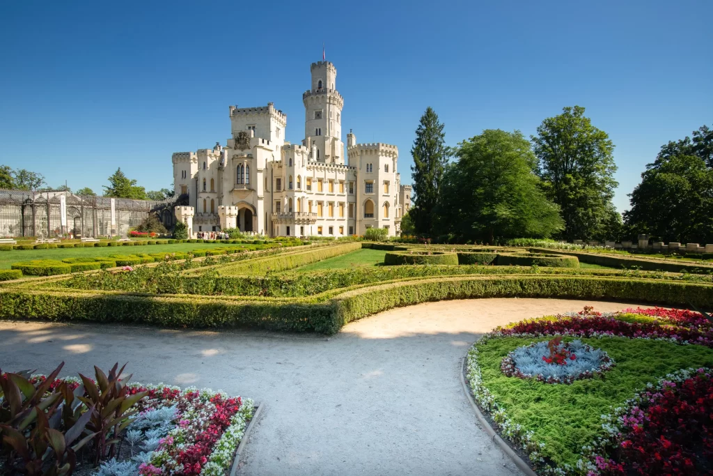 Hluboká se pyšní nádhernými zahradami i interiérem. Zdroj: Shutterstock - Pravda24 Zámek hluboká s přilehlou zahradou.