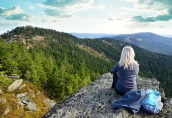 Žena na skalním útesu v Bavorském lese.