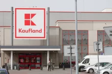 Obchod Kaufland a jeho parkoviště.